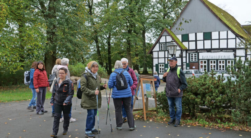 Die Wandergruppe des Heimatvereins am Bartholdskrug. Fotos: Heimatverein Leopoldshöhe