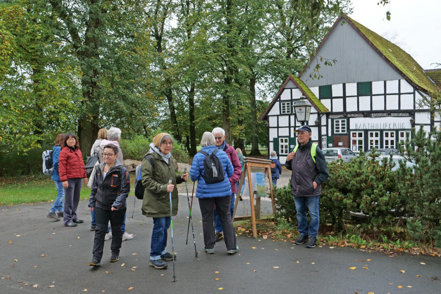 Die Wandergruppe des Heimatvereins am Bartholdskrug. Fotos: Heimatverein Leopoldshöhe