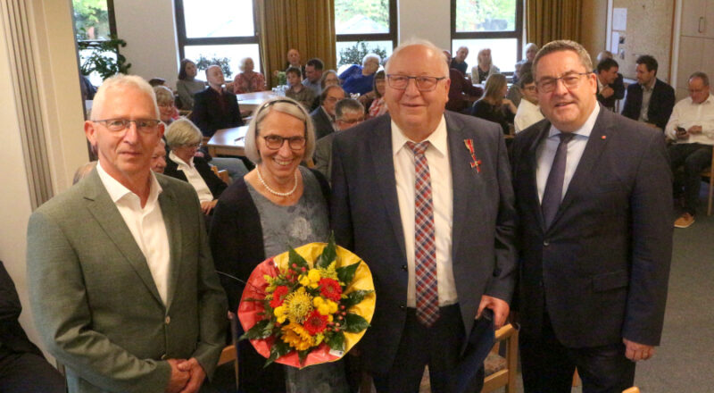 Friedrich Westerheide (dritter von links) hat das Bundesverdienstkreuz am Bande erhalten) Landrat Axel Lehmann (rechts) überreichte die Auszeichung, der stellvertretende Bürgermeister Leopoldshöhes Jörg Amelung gratulierte. Elisabeth Westerheide bekam einen Blumenstrauß. Foto: Thomas Dohna