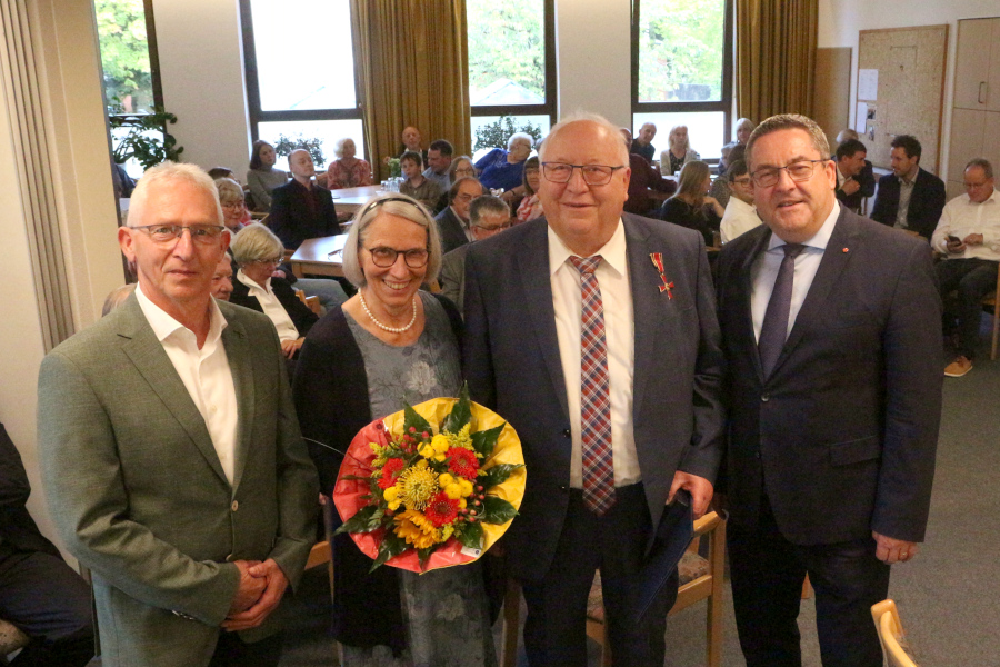 Friedrich Westerheide (dritter von links) hat das Bundesverdienstkreuz am Bande erhalten) Landrat Axel Lehmann (rechts) überreichte die Auszeichung, der stellvertretende Bürgermeister Leopoldshöhes Jörg Amelung gratulierte. Elisabeth Westerheide bekam einen Blumenstrauß. Foto: Thomas Dohna