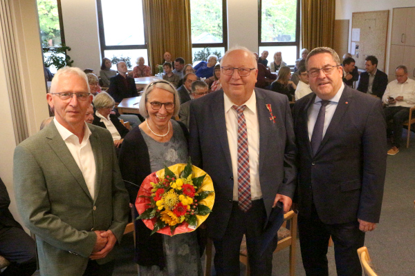 Friedrich Westerheide (dritter von links) hat das Bundesverdienstkreuz am Bande erhalten) Landrat Axel Lehmann (rechts) überreichte die Auszeichung, der stellvertretende Bürgermeister Leopoldshöhes Jörg Amelung gratulierte. Elisabeth Westerheide bekam einen Blumenstrauß. Foto: Thomas Dohna
