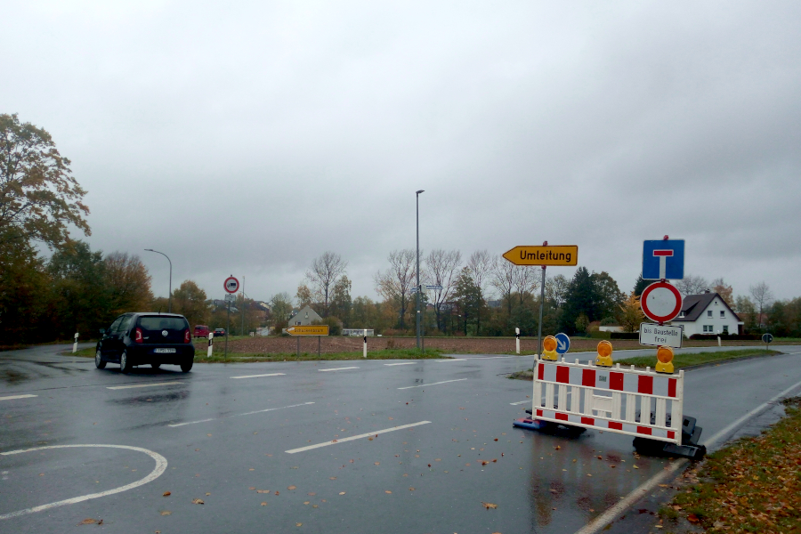 Die Felix-Fechenbach-Straße ist bis Ende November gesperrt. Dort werden Kanäle für das Wohngebiet Brunsheide verlegt. Foto: Thomas Dohna