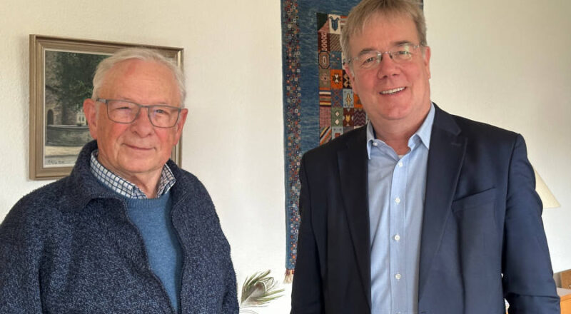 Landessuperintendent Dietmar Arends (rechts) gratulierte Pfarrer in Ruhestand Martin Hankemeier zum 60-jährigen Ordinationsjubiläum. Foto: Lippische Landeskirche
