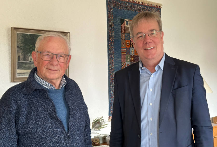Landessuperintendent Dietmar Arends (rechts) gratulierte Pfarrer in Ruhestand Martin Hankemeier zum 60-jährigen Ordinationsjubiläum. Foto: Lippische Landeskirche