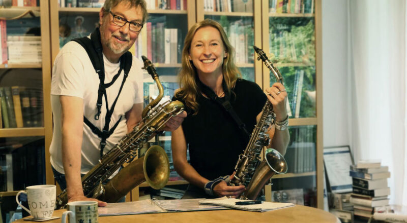 Britta Holwitt und Tiko Hölz sind mit ihren Saxophonen zu Gast auf dem Heimathof. Foto: Privat