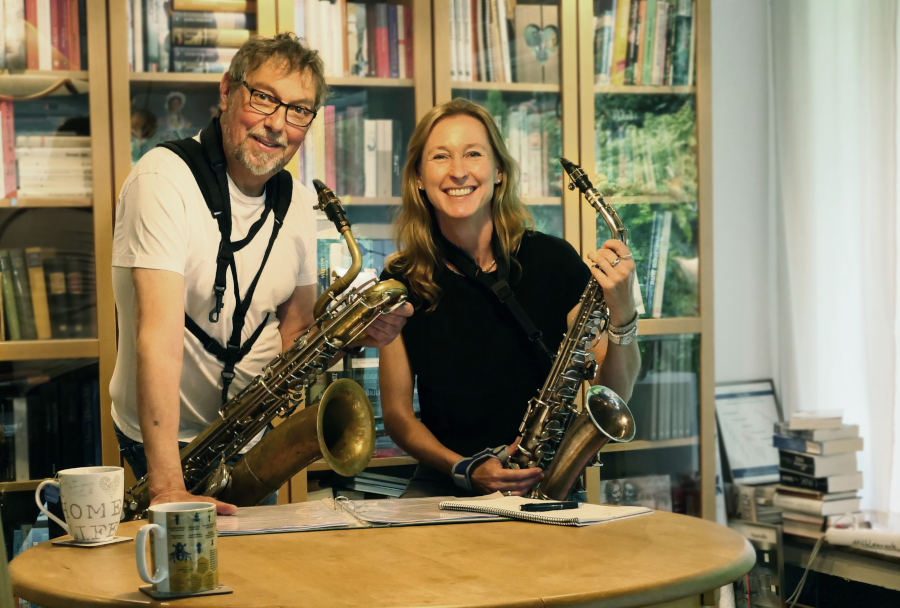 Britta Holwitt und Tiko Hölz sind mit ihren Saxophonen zu Gast auf dem Heimathof. Foto: Privat