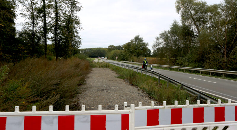 Die letzte Meter des Bürgerradwes zwischen Lage und Leopoldshöhe soll nun fertiggestellt werden. Bislang müssen Fahrradfahrer auf die Straße ausweichen. Foto: Thomas Dohna