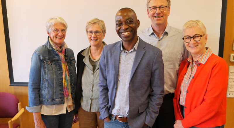 Südafrika im Fokus. Mit Ute Hiddemann, Sabine Hartmann, Dr. Boniface Mabanza Bambu, Dieter Bökemeier und Petra Schröder-Heidrich (von links). Foto: Lippische Landeskirche