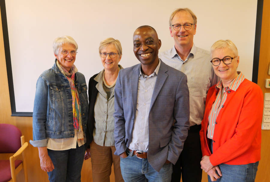 Südafrika im Fokus. Mit Ute Hiddemann, Sabine Hartmann, Dr. Boniface Mabanza Bambu, Dieter Bökemeier und Petra Schröder-Heidrich (von links). Foto: Lippische Landeskirche