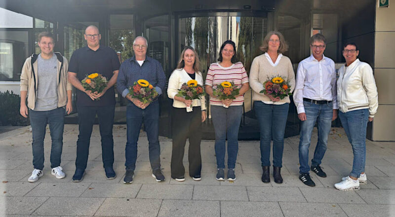 Personalleiter Dennis Warkentin, Ronny Smok, Thomas Niebuhr, Michele Strozik, Birgit Niekamp, Andrea Rodekamp, Bürgermeister Martin Hoffmann und Personalratsvorsitzende Manuela Streiber-Sommer ( von links). Foto: Gemeinde Leopoldshöhe