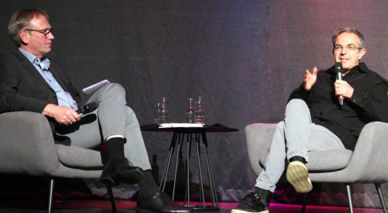 Dieter Bökemeier im Gespräch: mit dem Schriftsteller und Orientalisten Navid Kermani. Foto: Lippische Landeskirche