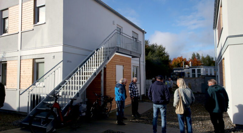 Etliche Besucher sahen sich die Flüchtlingsunterkunft an der Herforder Straße an. Foto: Thomas Dohna
