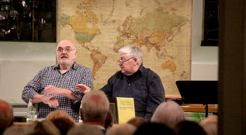 Duo Jochen Peters (links) und Jörg Czyborra waren mit ihrem Programm „Deutsch: mangelhaft, Betragen: ungenügend“ in der evangelisch-reformierten Kirche Leopoldshöhe zu Gast. Foto: Thomas Dohna