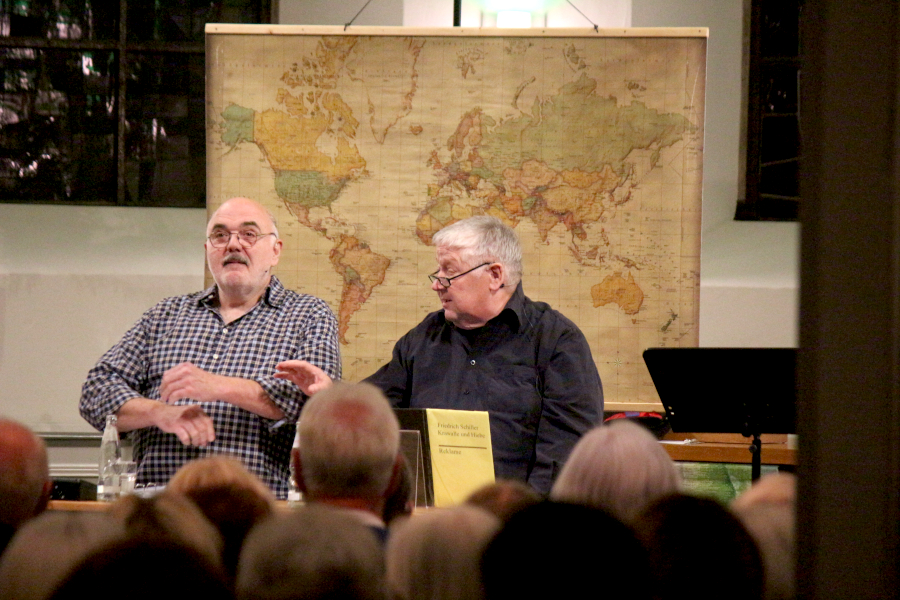 Duo Jochen Peters (links) und Jörg Czyborra waren mit ihrem Programm „Deutsch: mangelhaft, Betragen: ungenügend“ in der evangelisch-reformierten Kirche Leopoldshöhe zu Gast. Foto: Thomas Dohna