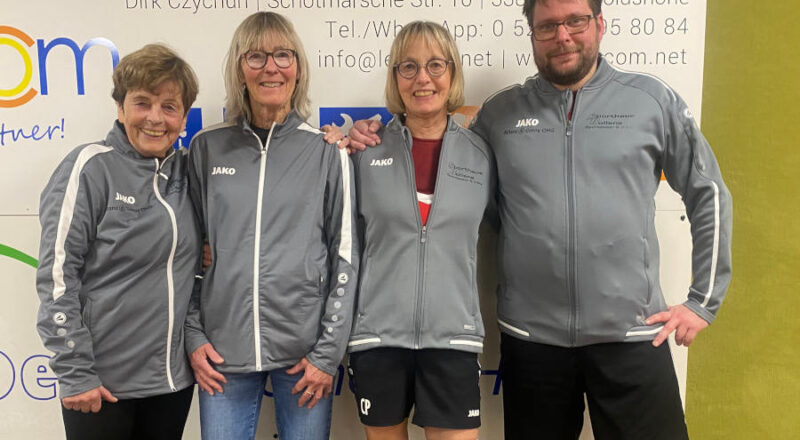 Trotz der Niederlage haben die Sportkegler das Lachen nicht verlernt! Monika Schultze, Erika Büker, Christine Piechottka und Jann Klein Günnewyck. (von links). Foto: Privat