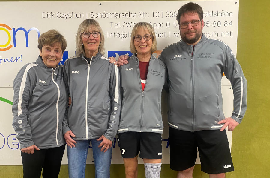 Trotz der Niederlage haben die Sportkegler das Lachen nicht verlernt! Monika Schultze, Erika Büker, Christine Piechottka und Jann Klein Günnewyck. (von links). Foto: Privat
