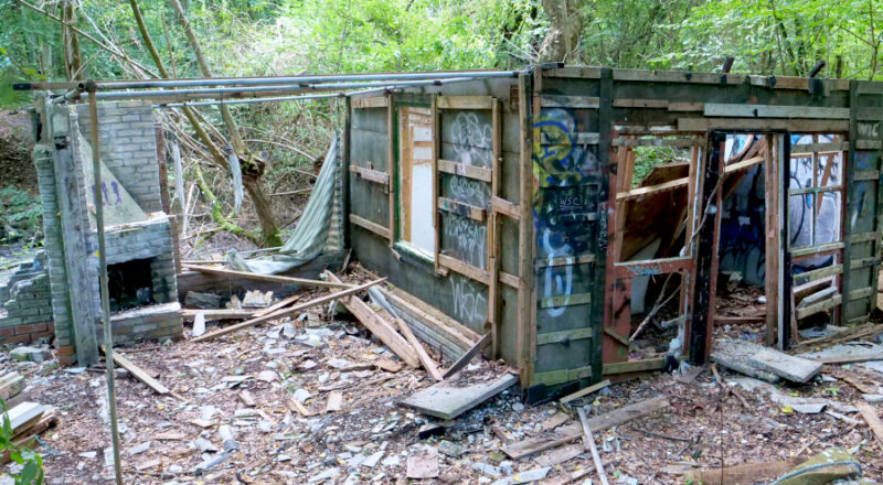 Der Hütte an den ehemaligen Fischteichen im Krähenholz fehlt das Dach. Foto: Martin Düsterberg