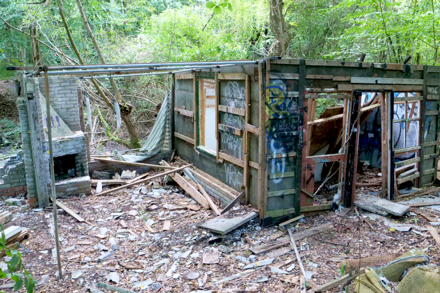 Der Hütte an den ehemaligen Fischteichen im Krähenholz fehlt das Dach. Foto: Martin Düsterberg