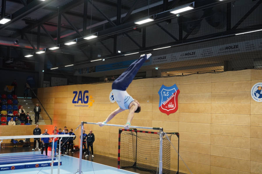  Marcel Groß bei dem Adlerschwung in den Handstand. Foto: Privat