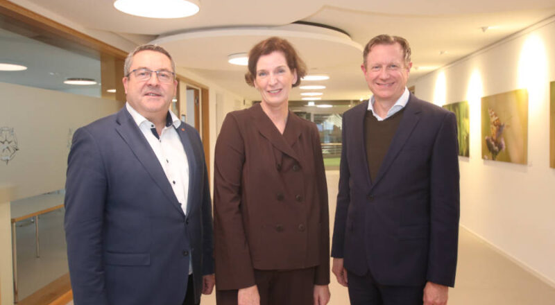 Landrat Dr. Axel Lehmann (links) und Dr. Niklas Cruse, kaufmännischer Geschäftsführer des Klinikums Lippe, begrüßen Prof. Dr. Dorothee Bremerich als neue medizinische Geschäftsführerin des Klinikums Lippe. Foto: Kreis Lippe