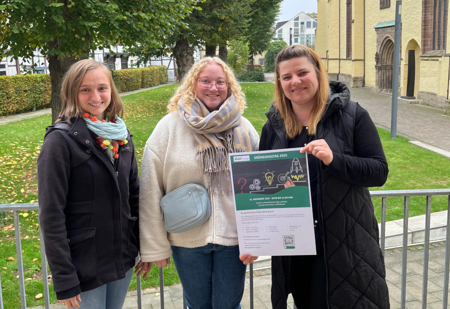 Die Jungunternehmerinnen Inga Kunz und Katharina Miller (Inhaberinnen Pegasus Bücher & Geschenke OHG) sowie Christina Flöter (IHK Lippe) werben für den Gründungstag (von links) Foto: IHK Lippe