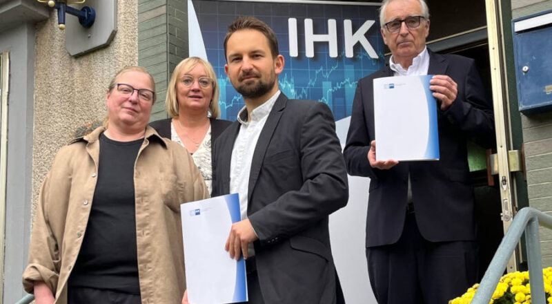 Präsentation der Ergebnisse der IHK-Konjunkturumfrage für den Herbst 2025 im Leeser Krug in Lemgo. IHK-Präsident Volker Steinbach stellt zusammen mit IHK-Referent Timm Lönneker und IHK-Hauptgeschäftsführerin Svenja Jochens die Lage der lippischen Wirtschaft vor, Anja Limberg legt als Inhaberin des Leeser Krugs einen besonderen Fokus auf das Gastgewerbe (von rechts)) Foto: IHK Lippe