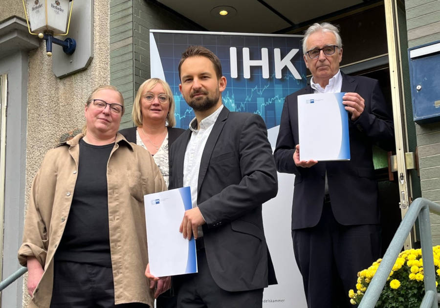 Präsentation der Ergebnisse der IHK-Konjunkturumfrage für den Herbst 2025 im Leeser Krug in Lemgo. IHK-Präsident Volker Steinbach stellt zusammen mit IHK-Referent Timm Lönneker und IHK-Hauptgeschäftsführerin Svenja Jochens die Lage der lippischen Wirtschaft vor, Anja Limberg legt als Inhaberin des Leeser Krugs einen besonderen Fokus auf das Gastgewerbe (von rechts)) Foto: IHK Lippe