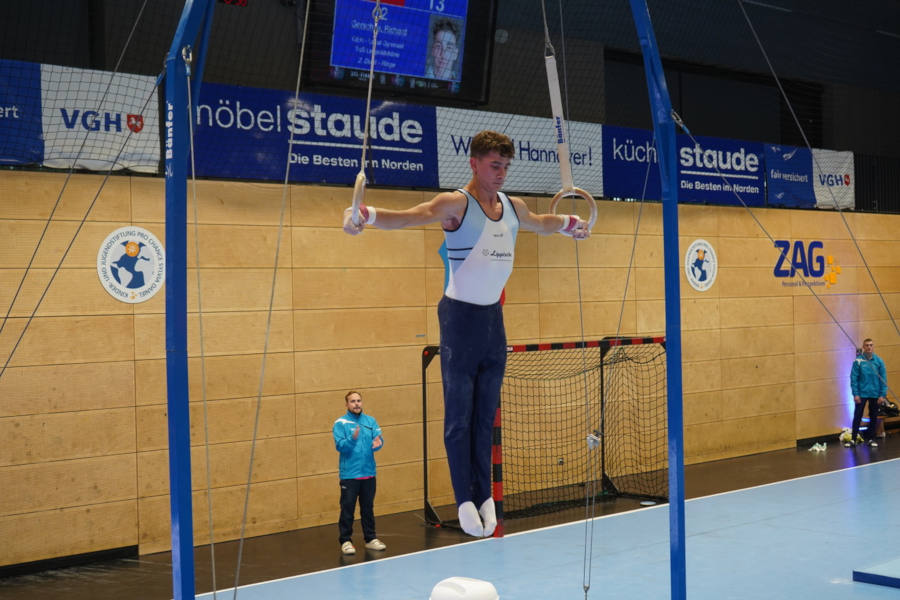 Richard Gerschau zeigt einen Kreuzhang an den Ringen. Foto: Privat