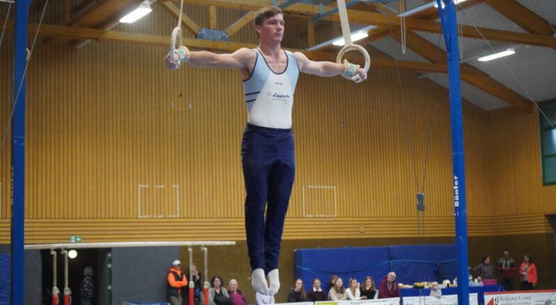 Ricky Schmidt überzeugt beim Kreuzhang an den Ringen. Fotos: Ronald Sonntag