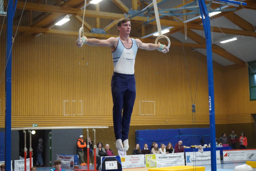 Ricky Schmidt überzeugt beim Kreuzhang an den Ringen. Fotos: Ronald Sonntag