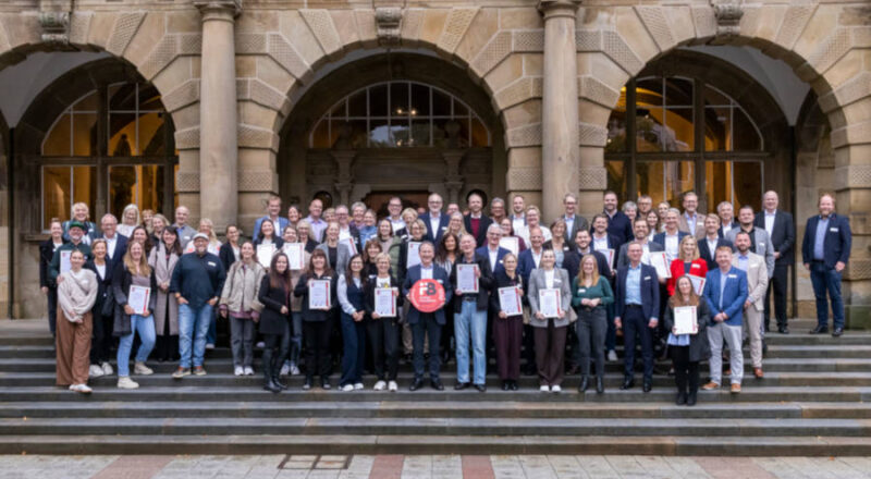 Oberbürgermeister Pit Clausen würdigte 31 Unternehmen aus Bielefeld mit dem begehrten Prädikat „Ausgezeichnet Familienfreundlich“. Der Einladung ins Alte Rathaus folgten zahlreiche Unternehmensvertreterinnen und -vertreter. Foto: Stadt Bielefeld