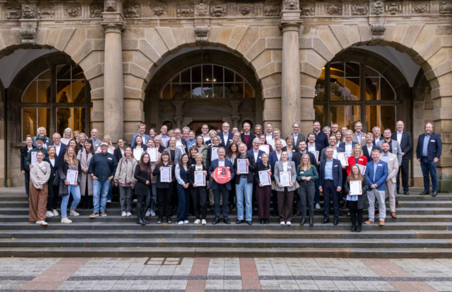  	Oberbürgermeister Pit Clausen würdigte 31 Unternehmen aus Bielefeld mit dem begehrten Prädikat „Ausgezeichnet Familienfreundlich“. Der Einladung ins Alte Rathaus folgten zahlreiche Unternehmensvertreterinnen und -vertreter. Foto: Stadt Bielefeld