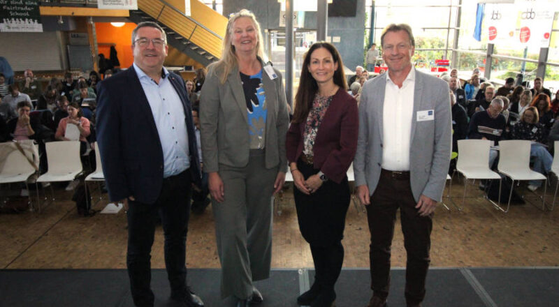 Landrat Dr. Axel Lehmann, ADBG-Vorsitzende Stefanie Lehfeld, Karen Zereike, Leiterin des Eigenbetriebs Schulen des Kreises Lippe, und Dr. Jörg Weber, Leiter des Dietrich-Bonhoeffer-Berufskollegs des Kreises Lippe (von links), eröffnen die ADBG-Jahrestagung in Detmold. Foto: Kreis Lippe