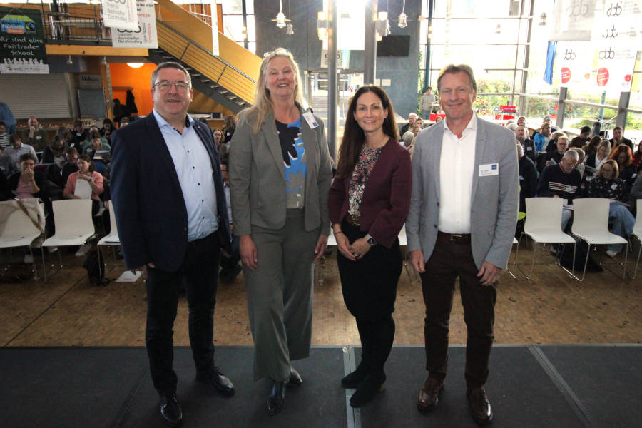 Landrat Dr. Axel Lehmann, ADBG-Vorsitzende Stefanie Lehfeld, Karen Zereike, Leiterin des Eigenbetriebs Schulen des Kreises Lippe, und Dr. Jörg Weber, Leiter des Dietrich-Bonhoeffer-Berufskollegs des Kreises Lippe (von links), eröffnen die ADBG-Jahrestagung in Detmold. Foto: Kreis Lippe