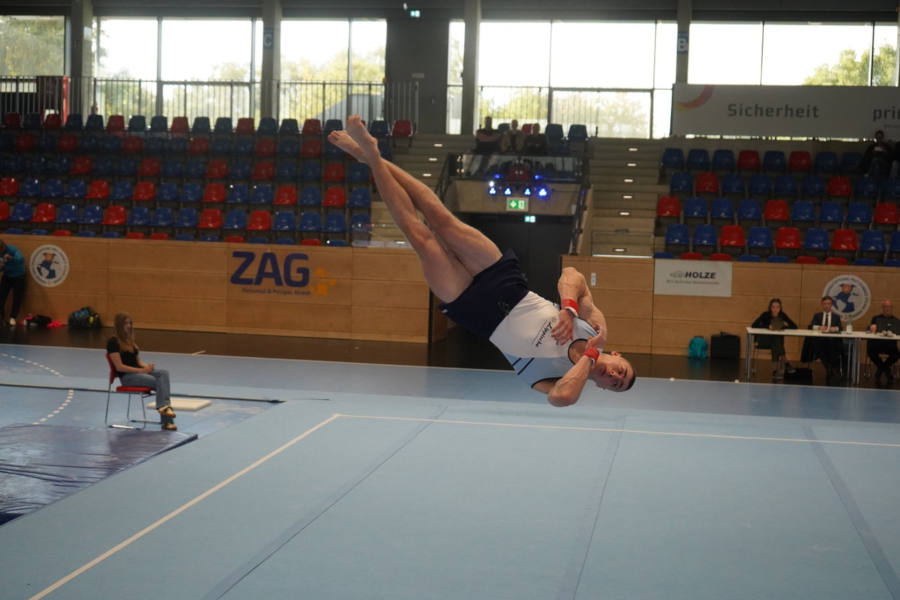 Viktor Jermakov bei einem Salto rückwärts mit zweieinhalb Drehungen. Foto: Privat