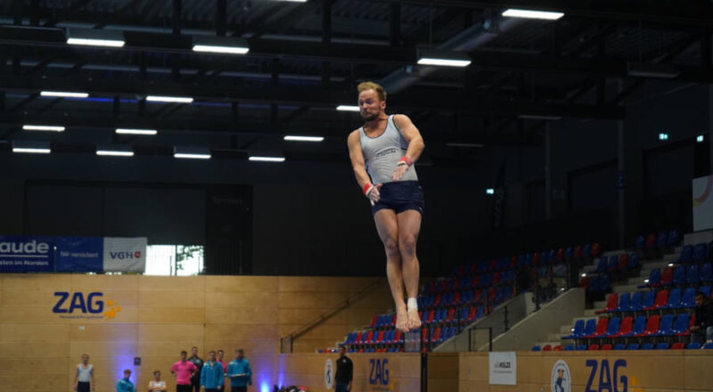 Yannic Marksmann bei einem Kasamatsu = Radwende mit Salto rückwärts plus ganzer Schraube gestreckt. Foto: Privat