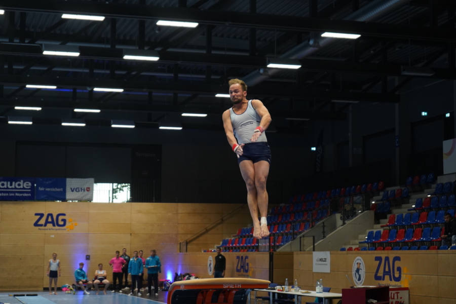 Yannic Marksmann bei einem Kasamatsu, das ist eine Radwende mit Salto rückwärts plus ganzer Schraube gestreckt. Foto: Privat