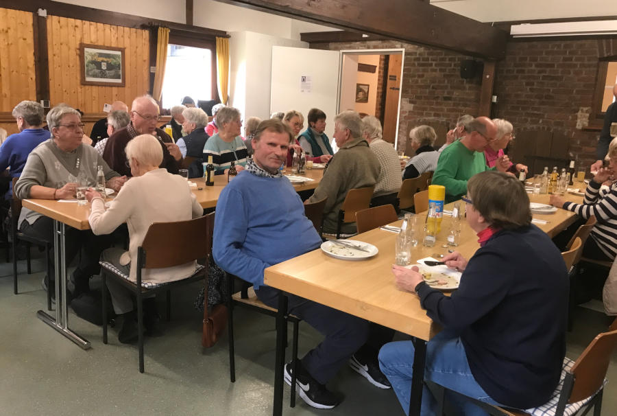 Zum Grünkohlessen im Backhaus waren wie in jedem Jahr viele Gä#ste gekommen. Foto: Heimatverein Leopoldshöhe