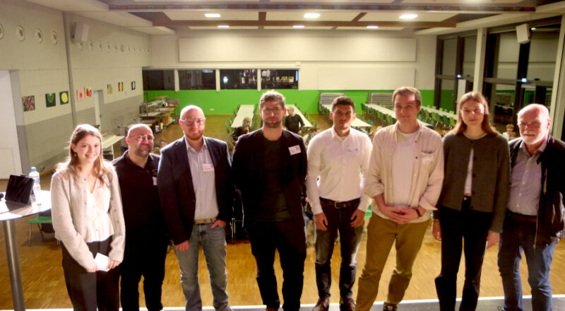 Die Ehemaligen Thilo Blome (zweiter von links), Jan Schürmans,Levent Yilmaz, Claudius Büttner und Dirk Ludewig berichteten Schülerinnen und Schüler aus dem 12. Jahrgang der FFG über ihre Wege in den Beruf. Die Idee dazu hatte Uwe Scheele (rechts). Die Schülerinnen Svenja Blanke (links) und Zoe Berghammer (zweite von rechts) moderierten. Foto: Thomas Dohna