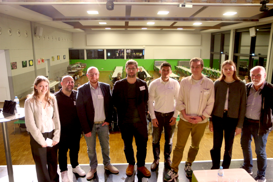 Die Ehemaligen Thilo Blome (zweiter von links), Jan Schürmans,Levent Yilmaz, Claudius Büttner und Dirk Ludewig berichteten Schülerinnen und Schüler aus dem 12. Jahrgang der FFG über ihre Wege in den Beruf. Die Idee dazu hatte Uwe Scheele (rechts). Die Schülerinnen
Svenja Blanke (links) und Zoe Berghammer (zweite von rechts) moderierten. Foto: Thomas Dohna