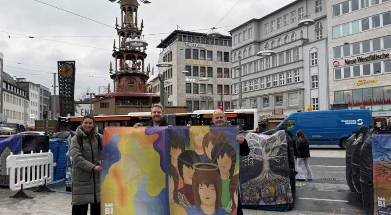 Die Kunstaktion für den Bielefelder Weihnachtsmarkt stellten vor (v. l.): Nadine Connor (Bielefeld Marketing), Dominik Potthast und Dietrich Schulze (beide Musik- und Kunstschule). Foto: Stadt Bielefeld/Musik- und Kunstschule