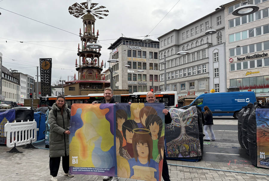 Die Kunstaktion für den Bielefelder Weihnachtsmarkt stellten vor (v. l.): Nadine Connor (Bielefeld Marketing), Dominik Potthast und Dietrich Schulze (beide Musik- und Kunstschule). Foto: Stadt Bielefeld/Musik- und Kunstschule