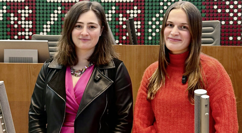 Julia Eisentraut und die Teilnehmerin Karla Schikowski stehen am Rednerpult des Landtages. Foto: Büro Eisentraut