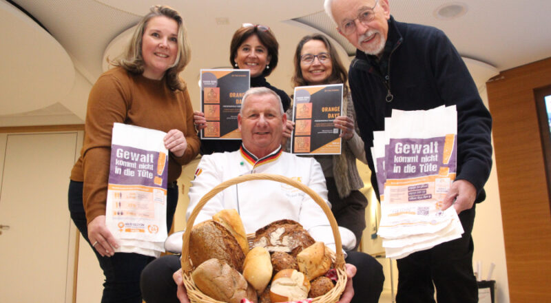 Mickel Biere von der Bäcker-Innung der Kreishandwerkerschaft Paderborn-Lippe (vorne mit Brötchenkorb), Gleichstellungsbeauftragte Nicole Krüger (von links nach rechts), Stefani Quentell (Soroptimist-Club Detmold), Christiane Nitschke (Soroptimist-Club Detmold-Lippische Rose) und Günter Kuhlemann (Dr. Ritter-Stiftung) setzen ein Zeichen gegen häusliche Gewalt. Foto: Kreis Lippe
