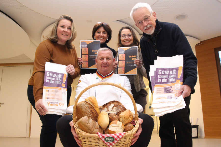 Mickel Biere von der Bäcker-Innung der Kreishandwerkerschaft Paderborn-Lippe (vorne mit Brötchenkorb), Gleichstellungsbeauftragte Nicole Krüger (von links nach rechts), Stefani Quentell (Soroptimist-Club Detmold), Christiane Nitschke (Soroptimist-Club Detmold-Lippische Rose) und Günter Kuhlemann (Dr. Ritter-Stiftung) setzen ein Zeichen gegen häusliche Gewalt. Foto: Kreis Lippe