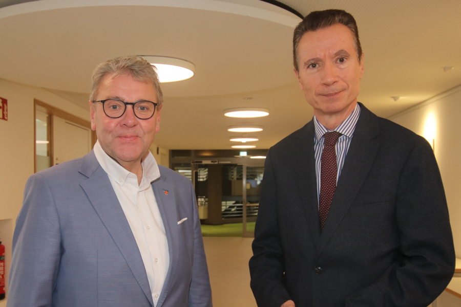 Lippes Landrat Meinolf Haase und der Hauptgeschäftsführer des Landkreistages Martin Klein kritisieren NRW-Heimatministerin Ina Scharrenbach. Foto: Kreis Lippe