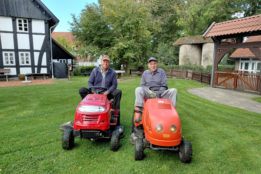 Wer einmal mit dem Aufsitzmäher seine Runden drehen will, ist bei der neuen Samstagsgruppe des Heimatvereins willkommen. Foto: Heimatverein Leopoldshöhe