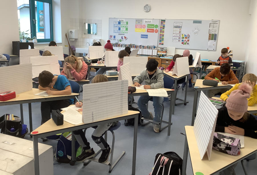 Hochkonzentriert bearbeiten die Kinder die Aufgaben im landesweiten Mathematikwettbewerb. Foto: Grundshcule Asemissen