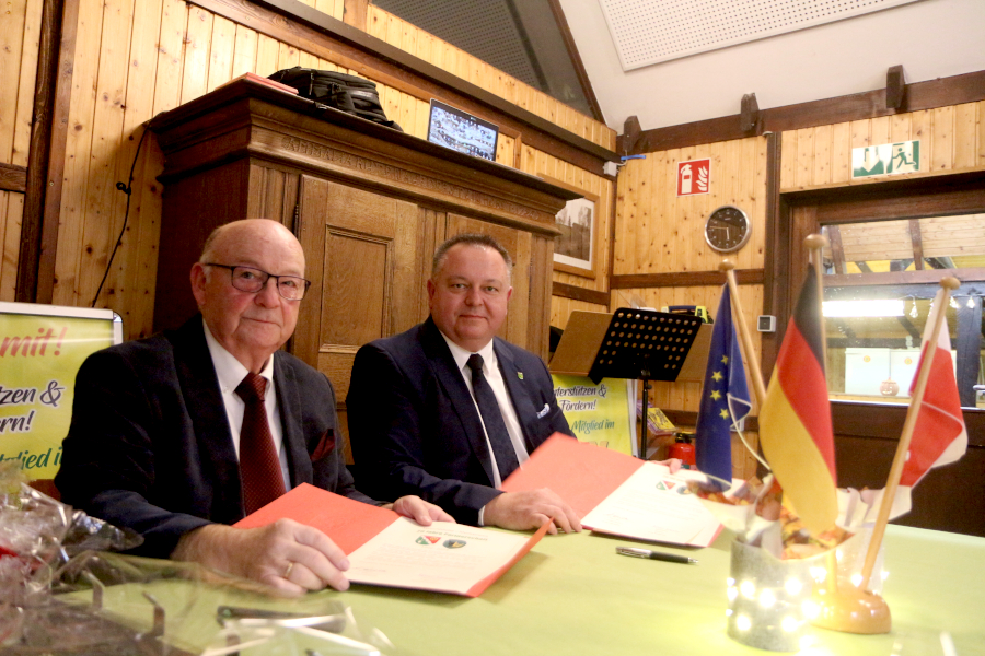 Klaus Fiedler (links) und Michal Orman unterzeichneten die erneuerten Partnerschaftsurkunden. Foto: Thomas Dohna