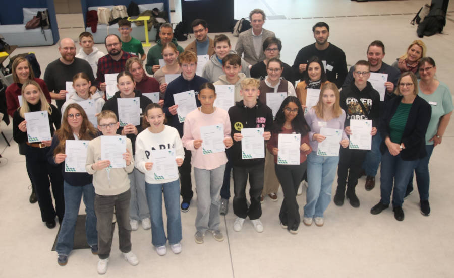 Die frischgebackenen Medienscouts freuen sich zusammen mit ihren Lehrkräften sowie Vertretern des Kreises Lippe über ihre Urkunden. Foto: Kreis Lippe